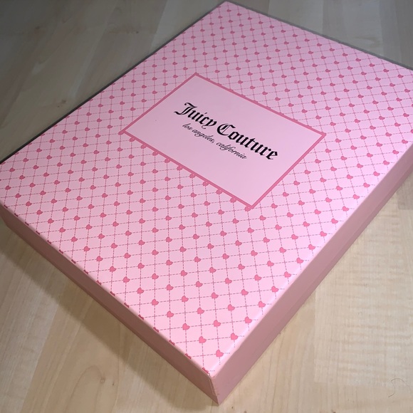 JUICY COUTURE Pom Hat Toque and Scarf Gift Set in box - Picture 7 of 10